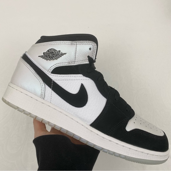 Jordan 1 Mid (GS) Diamond Shorts Sneakers - Picture 4 of 8